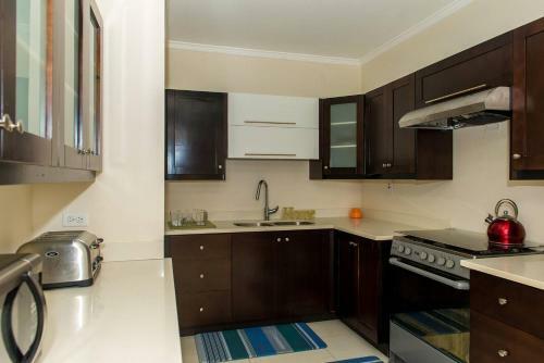 Apartment Modern Decor Over Looking City 24/7 Security