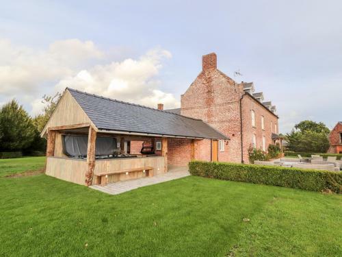 Rhandregynwen Hall