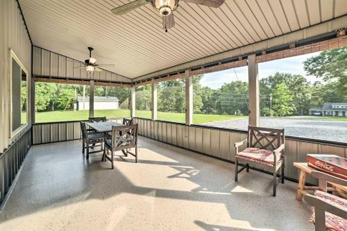 Captivating Kuttawa Retreat With Outdoor Dining
