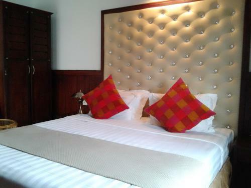 Hotel Regant Lake Village