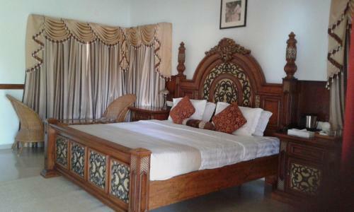 Hotel Regant Lake Village
