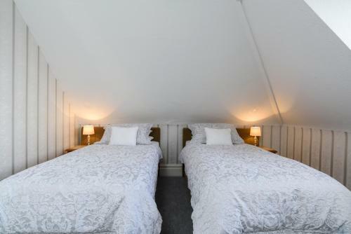 Crossroads Hotel Bed & Breakfast