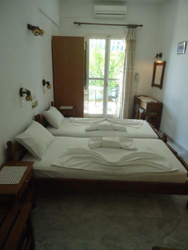 Zorbas Hotel & Studios