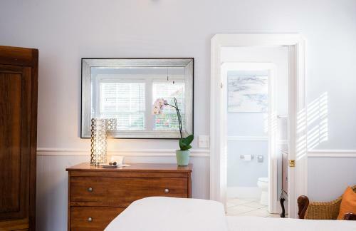 1801 First Luxury Inn Bed & Breakfast