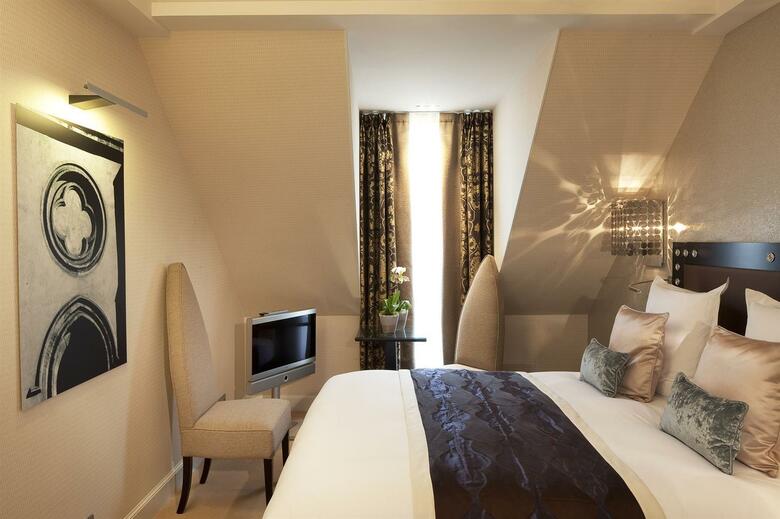 Le Petit Paris Hotel