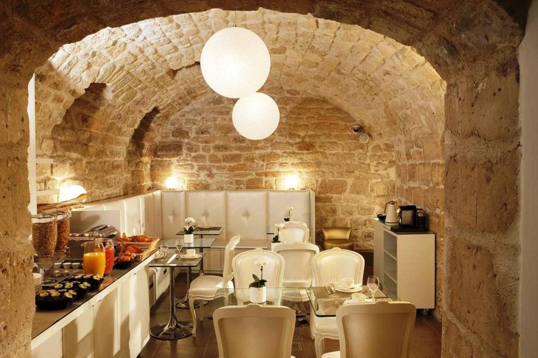 Caron Hotel