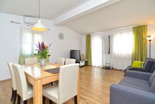 House Rudi 1504