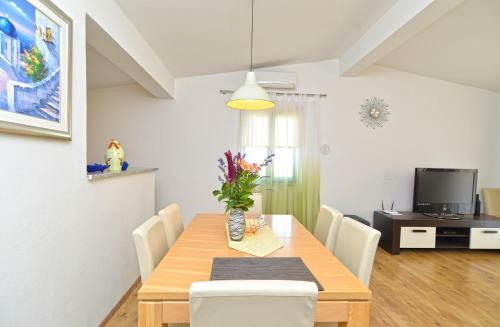 House Rudi 1504