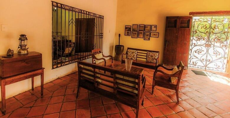 La Casa Amarilla Hotel
