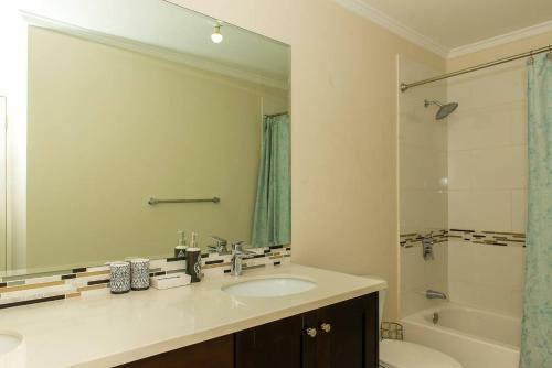 Modern Decor Over Looking City 24/7 Security Apartment
