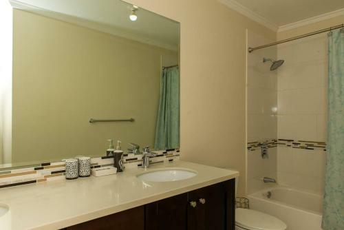 Modern Decor Over Looking City 24/7 Security Apartment