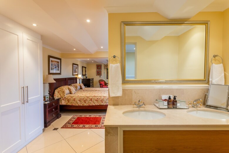 St James Manor Hotel