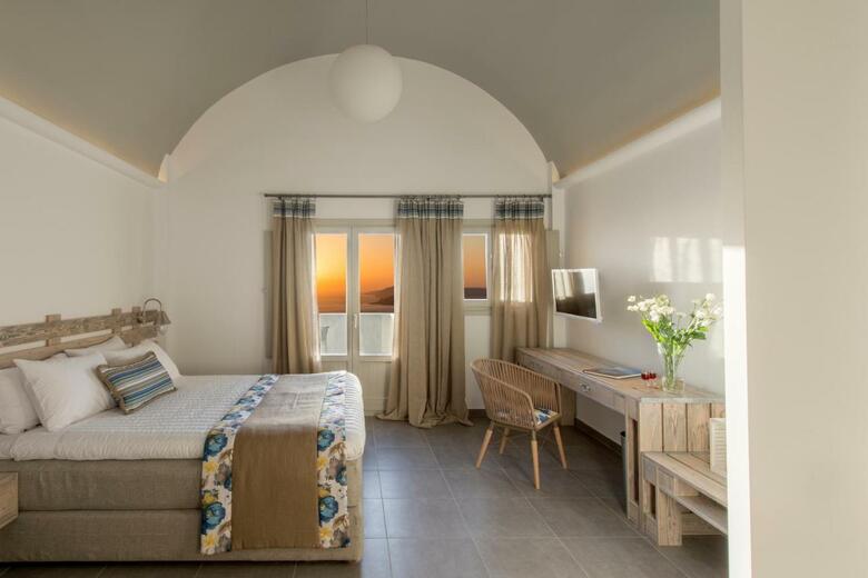 Caldera's Dolphin Suites Hotel