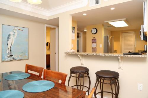 Castaways 2c Condo Apartment