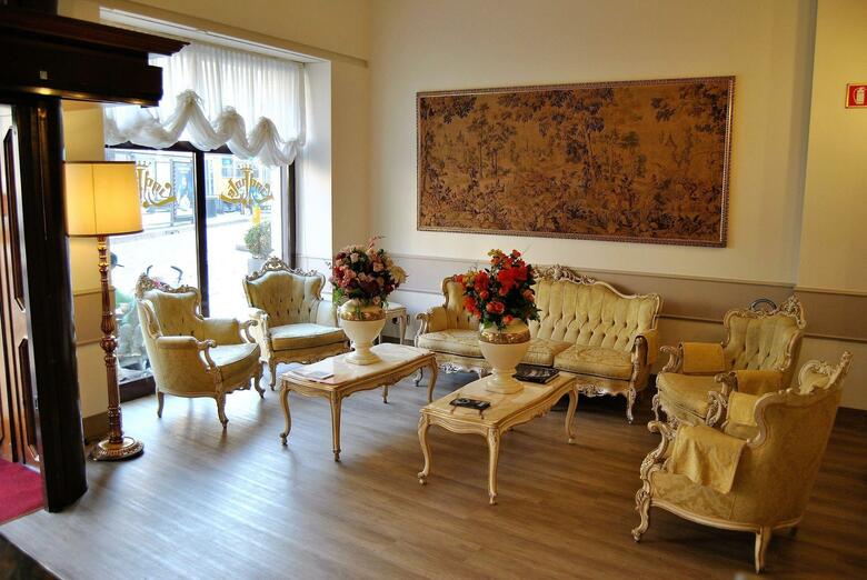 Mokinba Hotels King