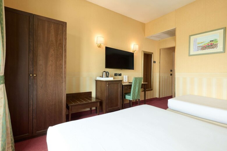 Tritone Hotel