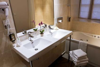 Le Phenix Hotel