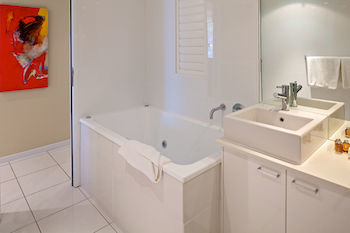 Netanya Noosa Hotel