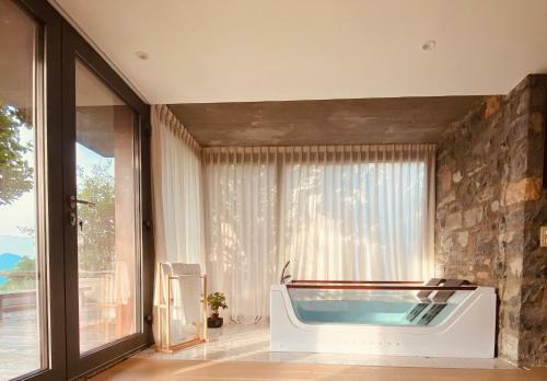 Romantic Suit With Jacuzzi Hostel