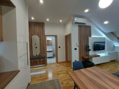 Tri S Lux Apartment