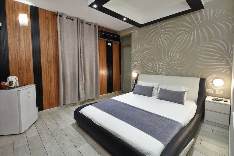 Luxury Suites Hotel