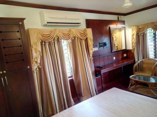 Regant Lake Village Hotel