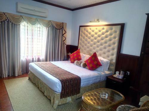 Regant Lake Village Hotel