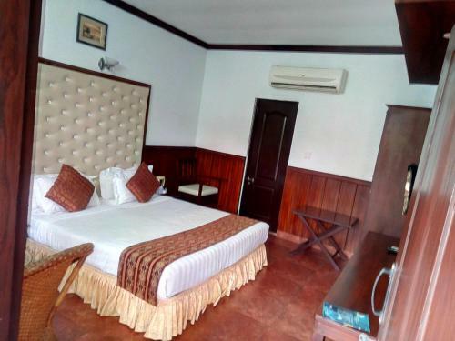 Regant Lake Village Hotel