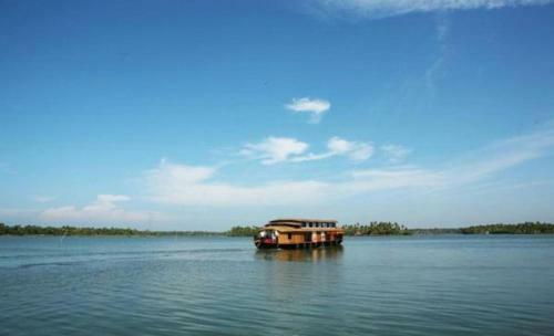 Regant Lake Village Hotel