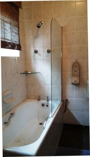 Falcon Crest Self Catering Cottages Hostel