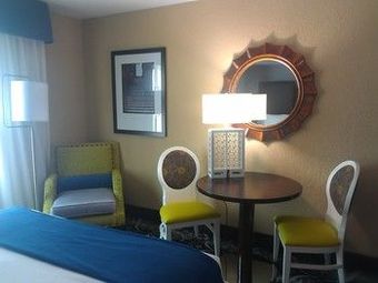 Holiday Inn Express And Suites Kansas City Airport Hotel
