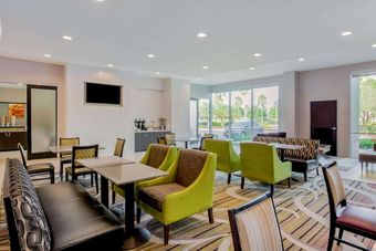 La Quinta Inn & Suites By Wyndham Mcallen Convention Center Hotel