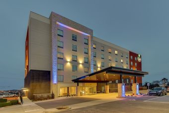 Holiday Inn Express & Suites Nashville Metrocenter Downtown Hotel