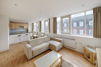 Aircondition 2 Beds 2 Baths Victoria Station Apartment