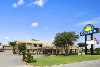 Days Inn By Wyndham Dallas Irving Motel