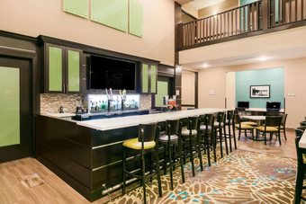 La Quinta Inn & Suites By Wyndham Tyler - University Area Hotel