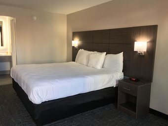 Days Inn & Suites By Wyndham Charleston Airport West Hotel