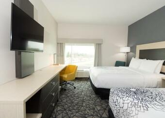 La Quinta Inn & Suites By Wyndham Shorewood Hotel