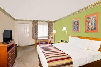 Days Inn & Suites By Wyndham Starkville Hotel