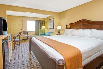 Travelodge Suites By Wyndham Kissimmee Orange Hotel