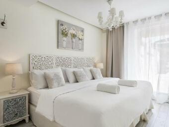 Sitges Spaces Mediterranean Apartments 5 Bedrooms, 4 Bathrooms, 75m2 Terrace, Centre Sitges- Sleeps 11