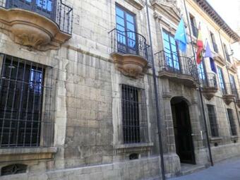 Calle Alfonso III El Magno, 22 Apartment