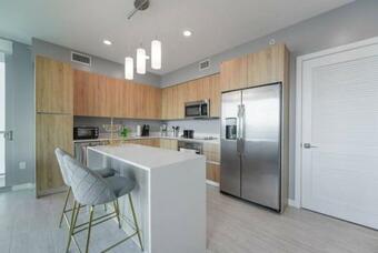 Luxury 1/1 Modern Condo By Design District - Q Apartment