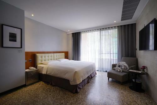 3 Door Hotel